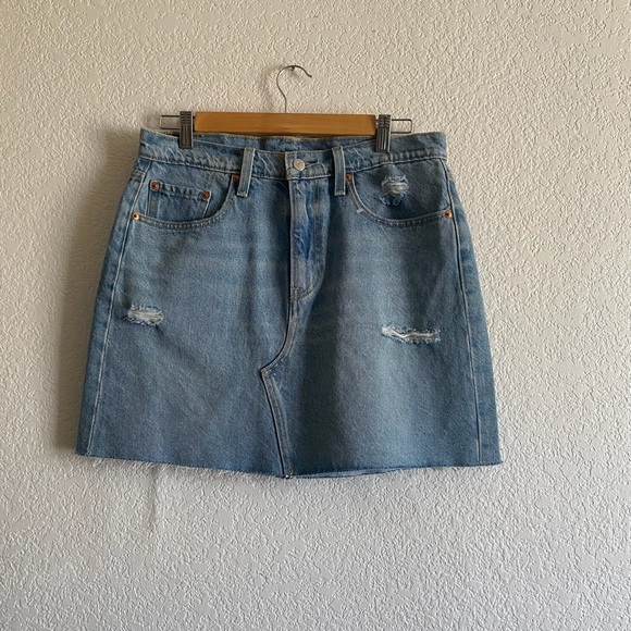 Levi’s high Rise Distressed Denim Mini Skirt size 30 - Picture 2 of 6